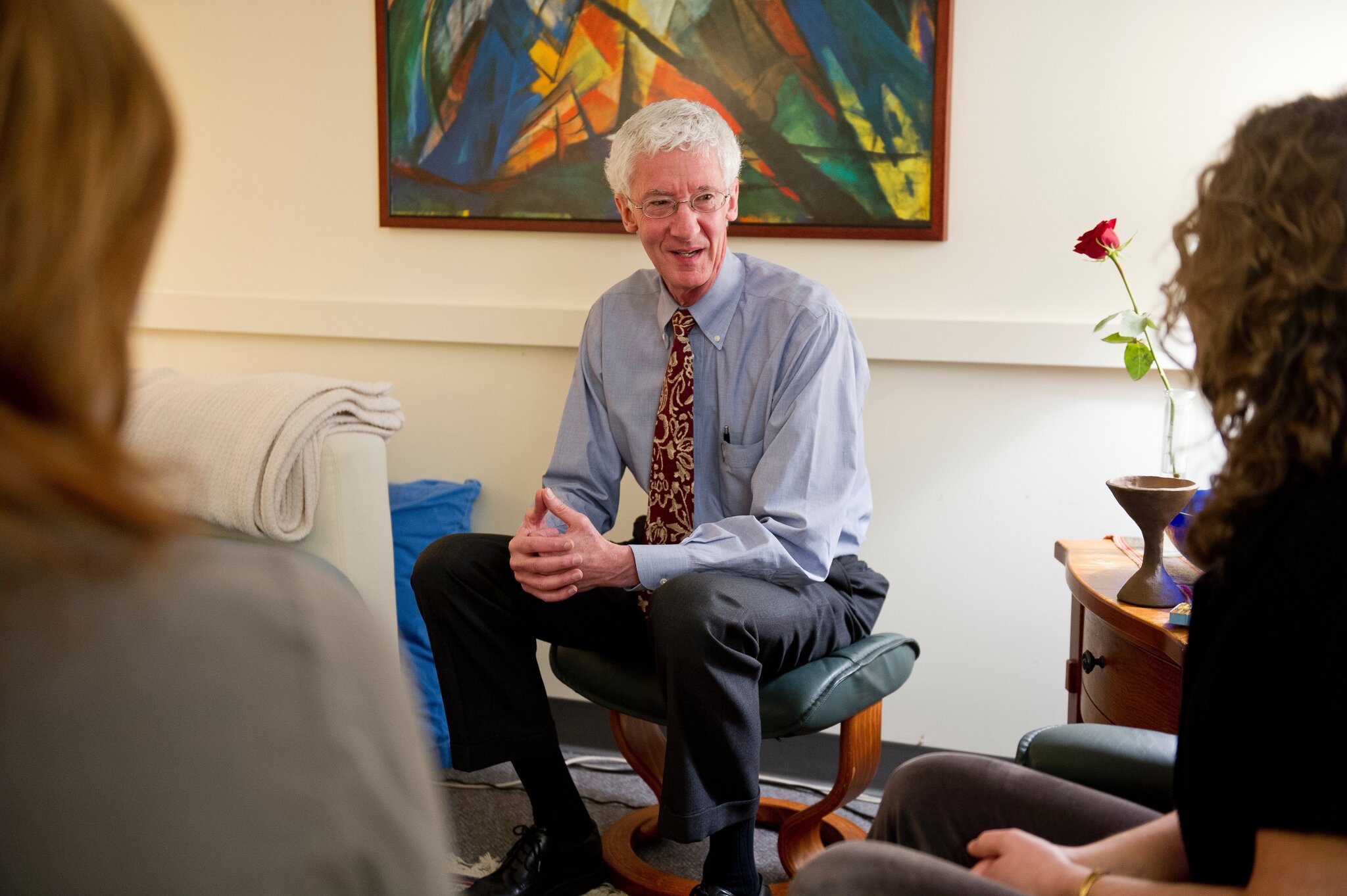 Griffiths en una de las salas de tratamiento con psilocibina de la Universidad Johns Hopkins. Will Kirk/Universidad Johns Hopkins